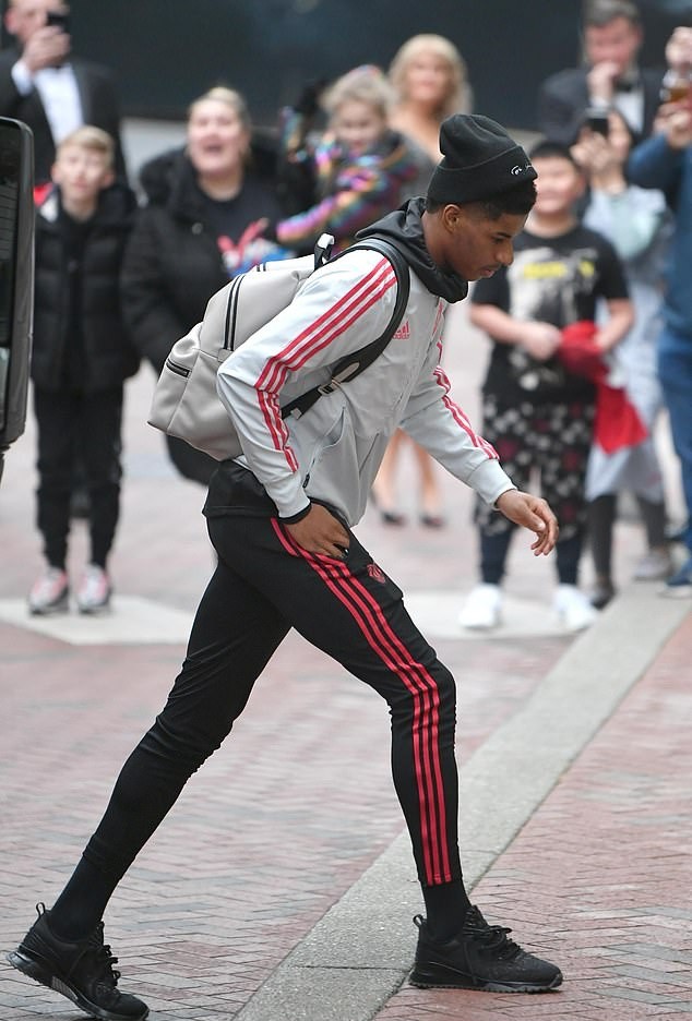 Pogba khiến CĐV Man Utd sướng phát điên chỉ bằng 1 hành động - Bóng Đá