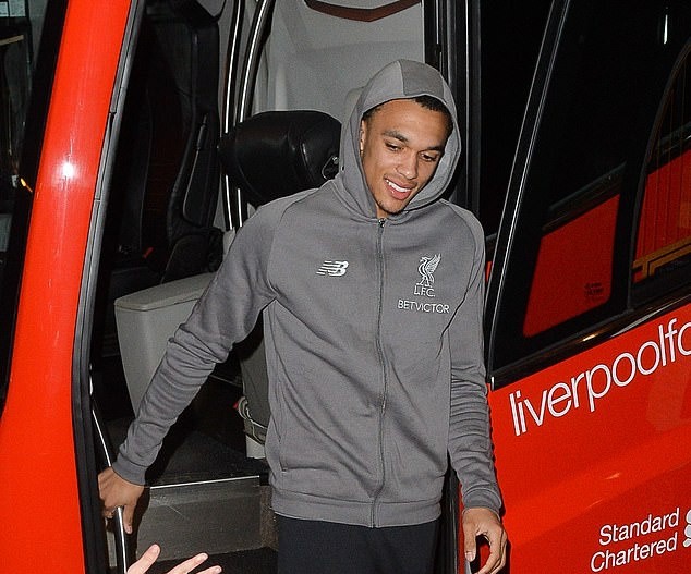 Ảnh cầu thủ Liverpool tới khách sạn - Bóng Đá
