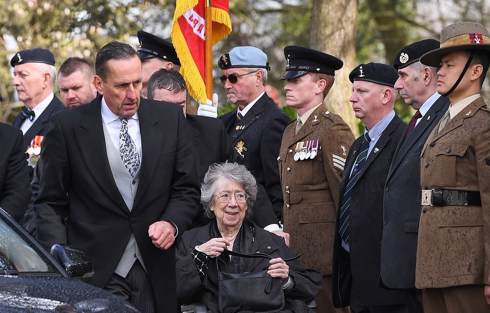 Nhiều danh thủ tề tựu lễ tang Gordon Banks - Bóng Đá