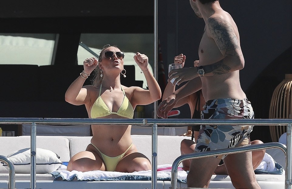 Mừng vô địch, sao Liverpool chạm vùng nhạy cảm của bạn gái bốc lửa - Bóng Đá