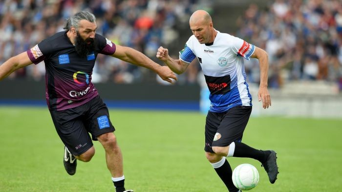 Wenger dùng kỹ năng vượt qua sự truy cản của Zidane - Bóng Đá