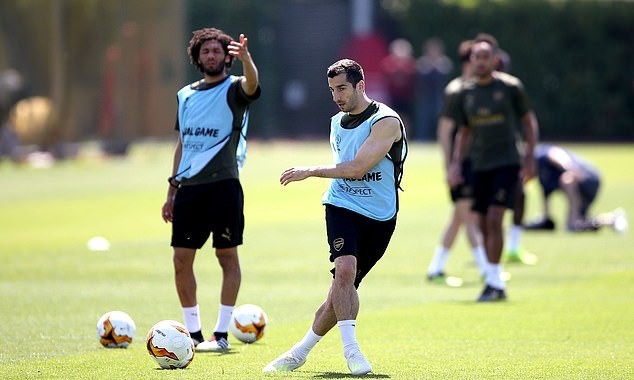 Cầu thủ Arsenal đầy tâm trạng đặt chân đến Baku - Bóng Đá