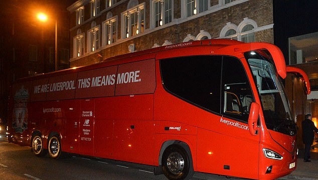 Ảnh cầu thủ Liverpool tới khách sạn - Bóng Đá