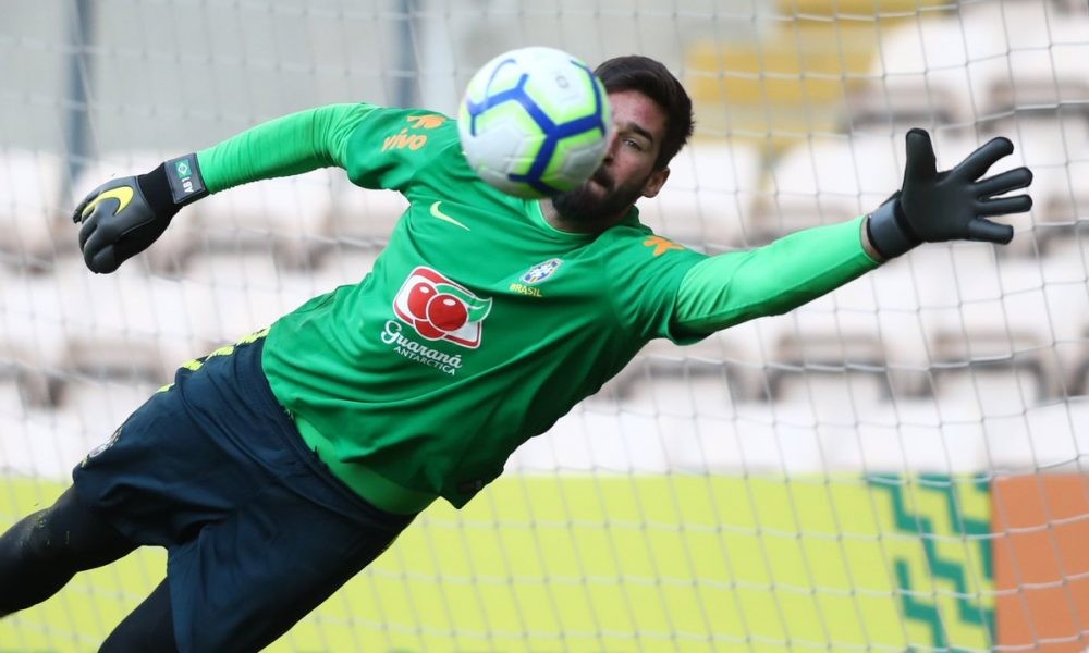Cạnh tranh với Ederson, Allison khá nghiêm túc trên sân tập Brazil - Bóng Đá
