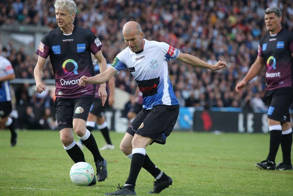 Wenger dùng kỹ năng vượt qua sự truy cản của Zidane - Bóng Đá
