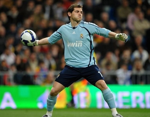 Casillas nhập viện, rất nhiều lời chúc tốt đẹp được gửi tới anh - Bóng Đá