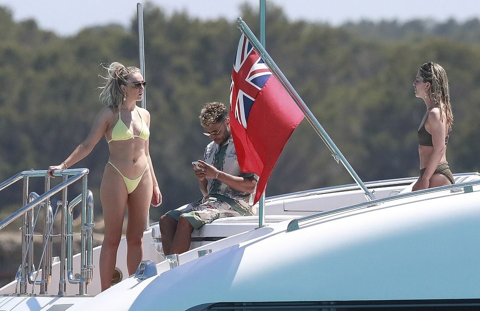 Mừng vô địch, sao Liverpool chạm vùng nhạy cảm của bạn gái bốc lửa - Bóng Đá