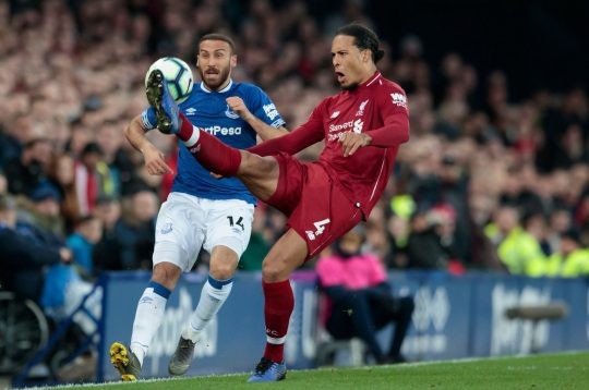 'Van Dijk như một trò đùa trước Everton' - Bóng Đá