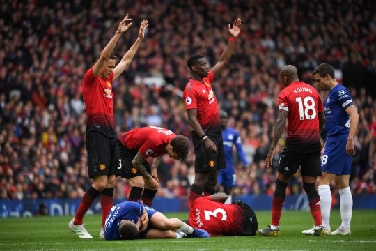 Eric Bailly khóc trong phòng thay đồ - Bóng Đá