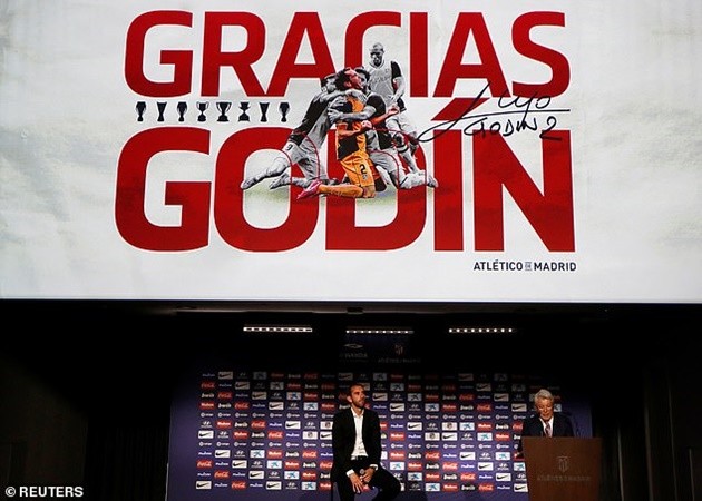Ảnh Godin chia tay Atletico - Bóng Đá