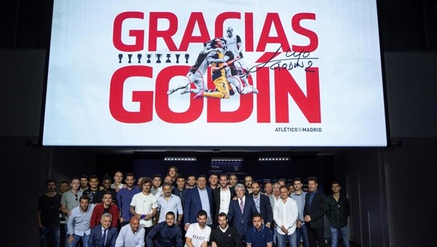 Ảnh Godin chia tay Atletico - Bóng Đá