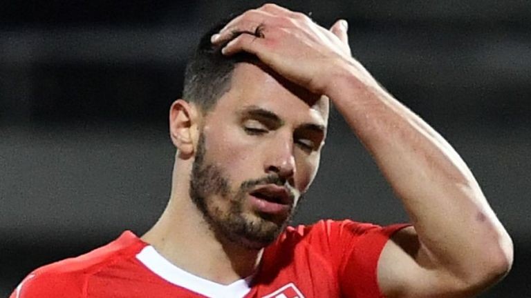 SỐC! Bất tỉnh suýt cắn lưỡi, ngôi sao Premier League vẫn được cho đá tiếp (Fabian Schar) - Bóng Đá