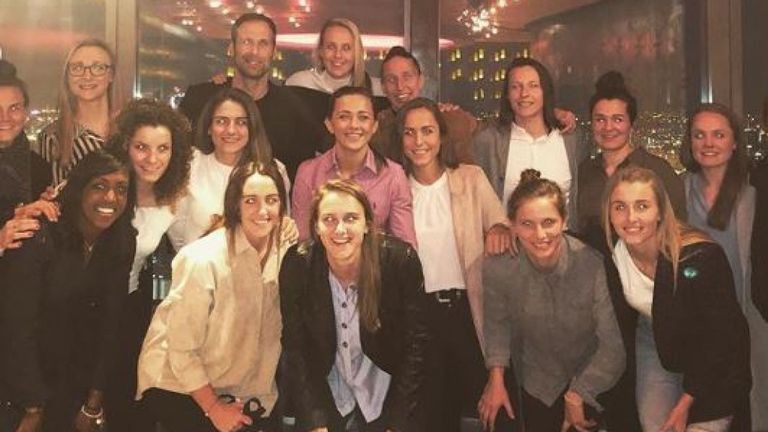 Petr Cech bảnh bao hộ tống đội nữ Arsenal đi ăn tối - Bóng Đá