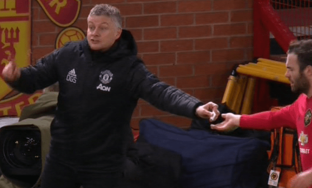 Ole Gunnar Solskjaer explains note he passed Juan Mata during Manchester United’s win over Wolves  - Bóng Đá