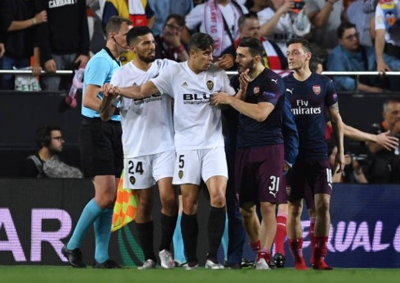 Paulista gây lộn với Maitland-Niles - Bóng Đá