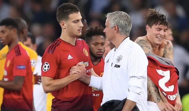 Tại sao Diogo Dalot vẫn không xuất hiện dù Ashley Young đá dưới sức? - Bóng Đá
