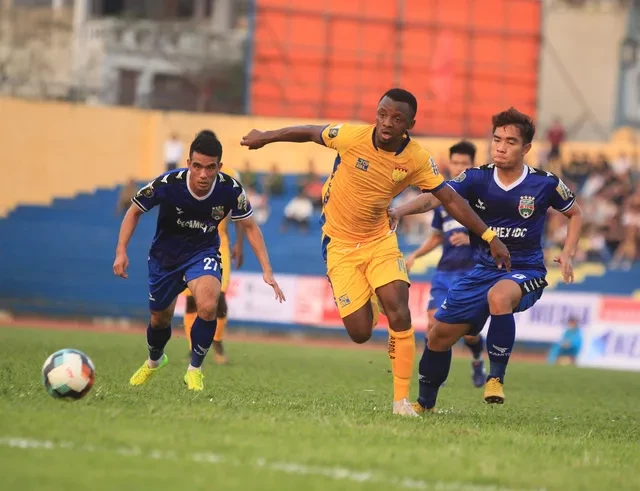 HLV Bình Dương nói gì khi Anh Đức vắng mặt ở trận khai màn V-League 2019 - Bóng Đá