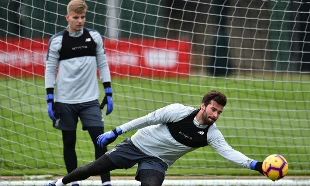 Alisson Becker đang truyền cảm hứng cho những người gác đền trẻ - Bóng Đá