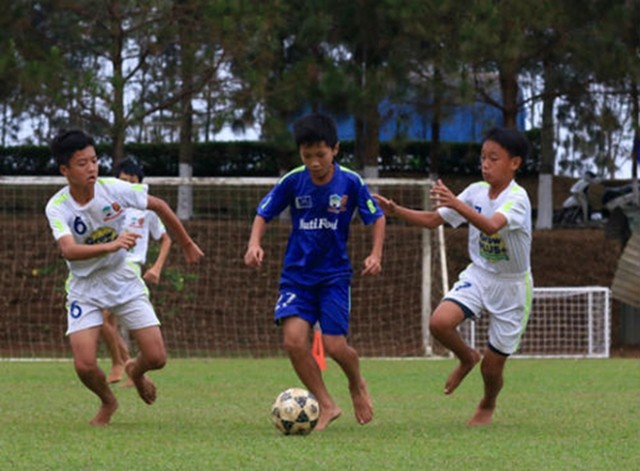 Điểm tin bóng đá Việt Nam sáng 18/03: Em họ Công Phượng xuất sắc hơn cả 