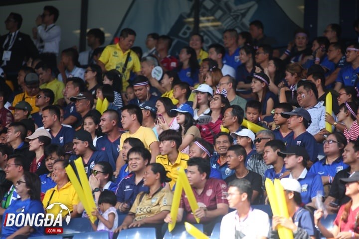 Ủng hộ Thái Lan, CĐV bất chấp thời tiết, 