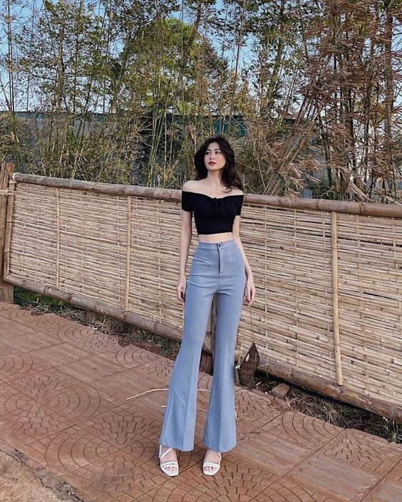 Trong số những thiết kế quay lại, quần ống loe là kiểu dễ ứng dụng nhất nhờ khả năng tôn dáng rõ rệt. 