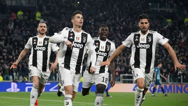 Ronaldo tạo dáng bên siêu xe McLaren (The Sun) - Bóng Đá