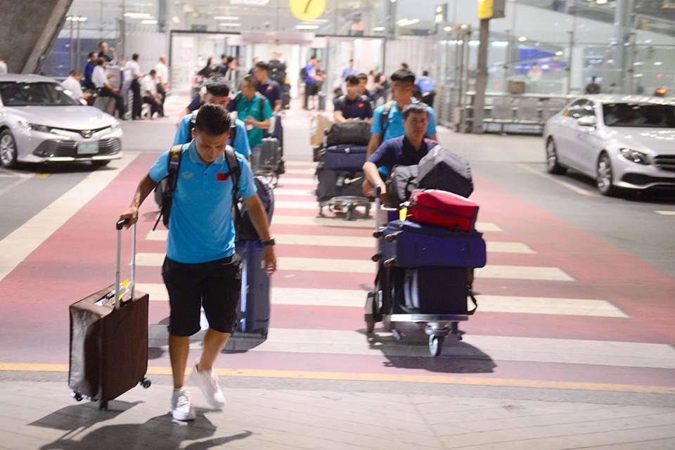 Đình Trọng chống nạng lên sân bay tiễn ĐT Việt Nam dự King's Cup 2019 - Bóng Đá