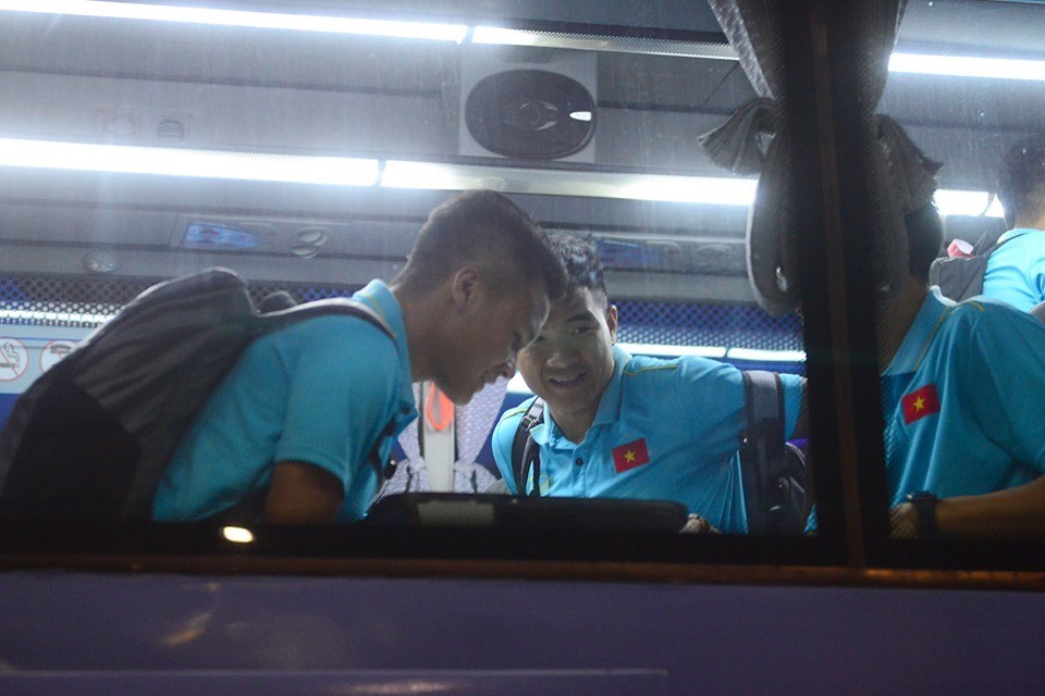 Đình Trọng chống nạng lên sân bay tiễn ĐT Việt Nam dự King's Cup 2019 - Bóng Đá