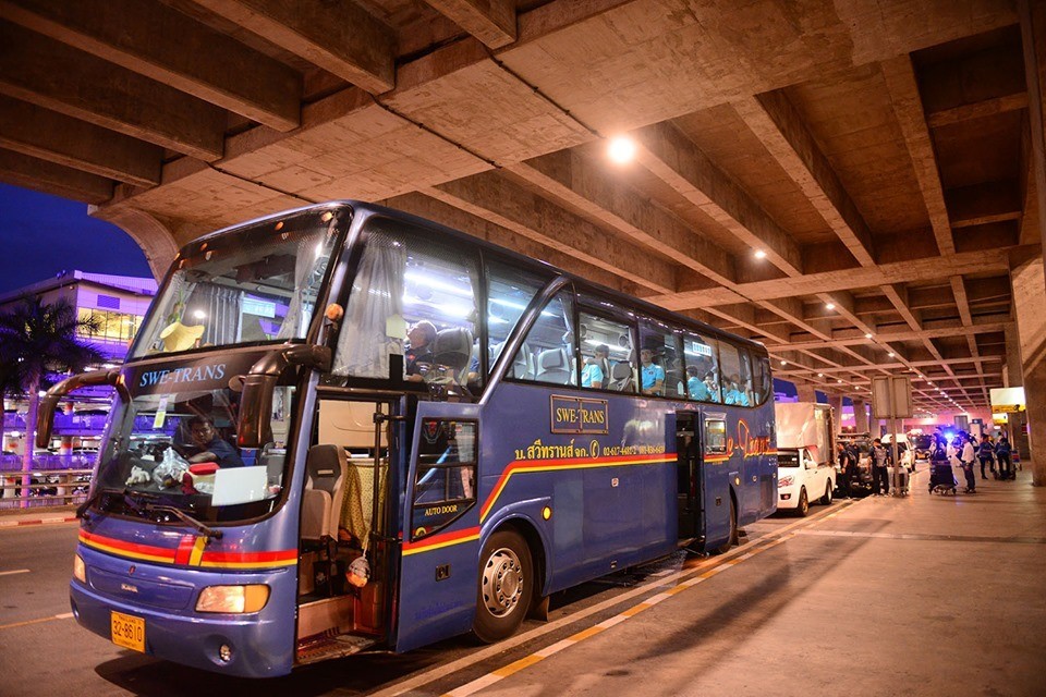 Đình Trọng chống nạng lên sân bay tiễn ĐT Việt Nam dự King's Cup 2019 - Bóng Đá