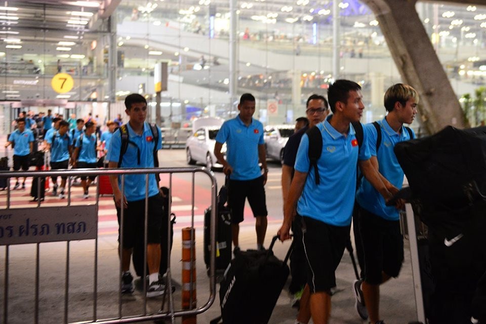Đình Trọng chống nạng lên sân bay tiễn ĐT Việt Nam dự King's Cup 2019 - Bóng Đá