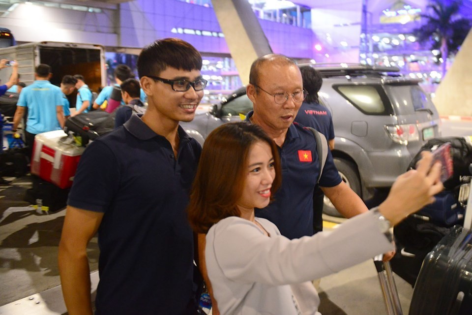 Đình Trọng chống nạng lên sân bay tiễn ĐT Việt Nam dự King's Cup 2019 - Bóng Đá