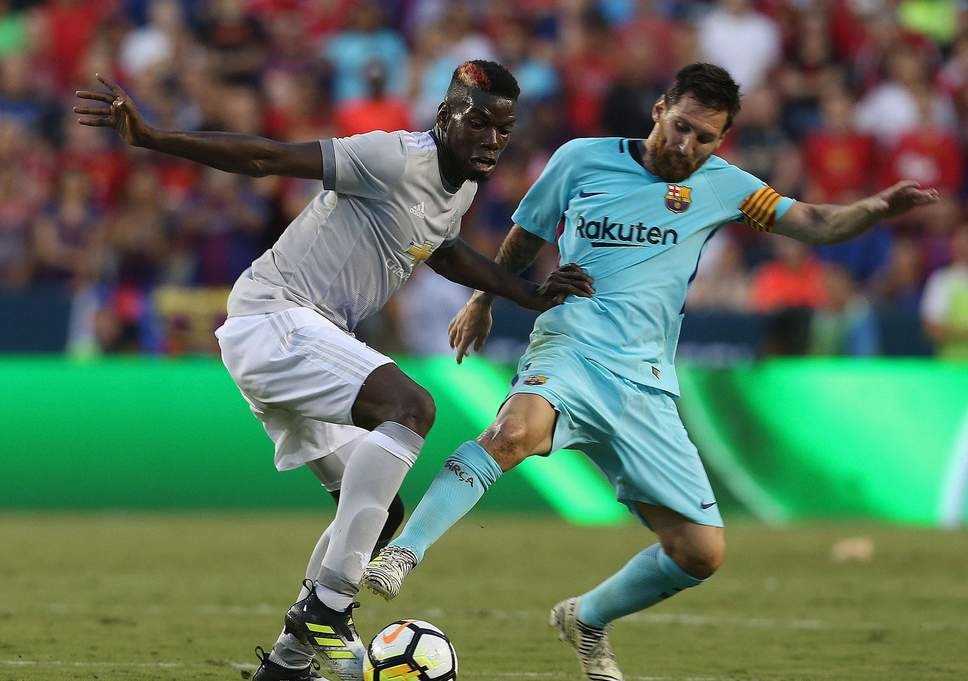 Dalot và Martial bị công nông chắn lối sân tập - Bóng Đá
