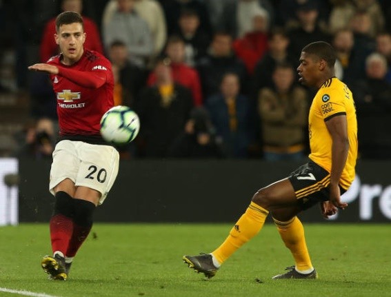 Dalot và Martial bị công nông chắn lối sân tập - Bóng Đá