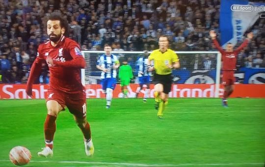 Van Dijk ăn mừng trước khi Salah dứt điểm ghi bàn - Bóng Đá