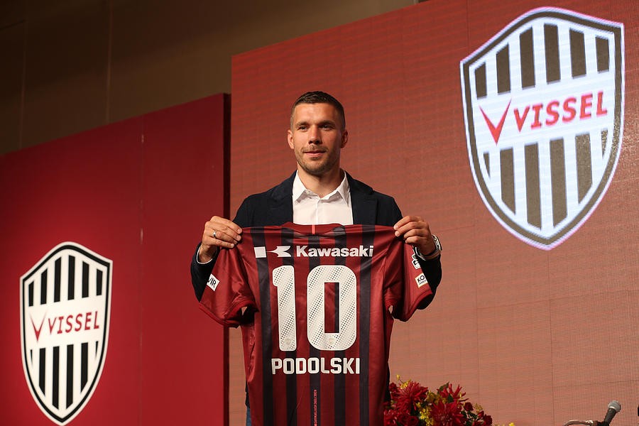 Podolski lên sàn sumo - Bóng Đá