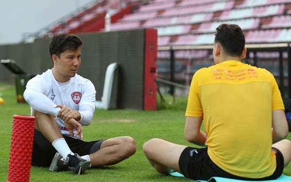 Đặng Văn Lâm phải ở ngoài sân trong buổi tập của Muangthong - Bóng Đá