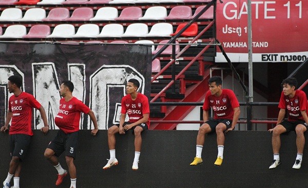 Đặng Văn Lâm phải ở ngoài sân trong buổi tập của Muangthong - Bóng Đá