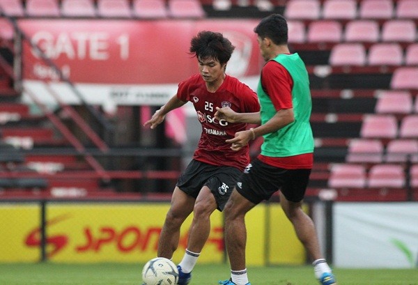 Đặng Văn Lâm phải ở ngoài sân trong buổi tập của Muangthong - Bóng Đá
