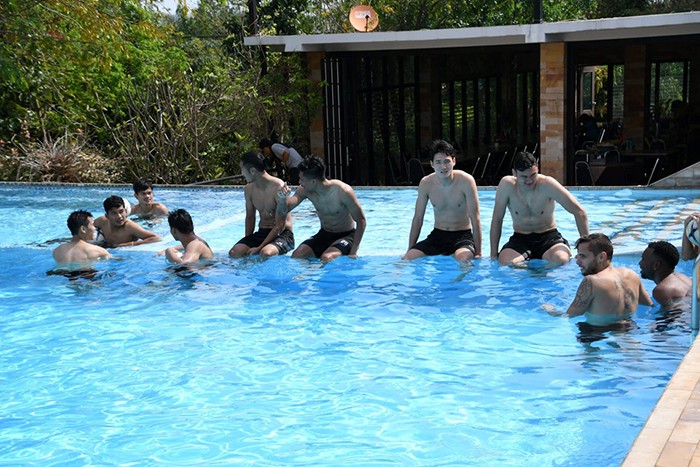 Đặng Văn Lâm đốn tim fan nữ với cơ bụng 6 múi ở bể bơi - Bóng Đá