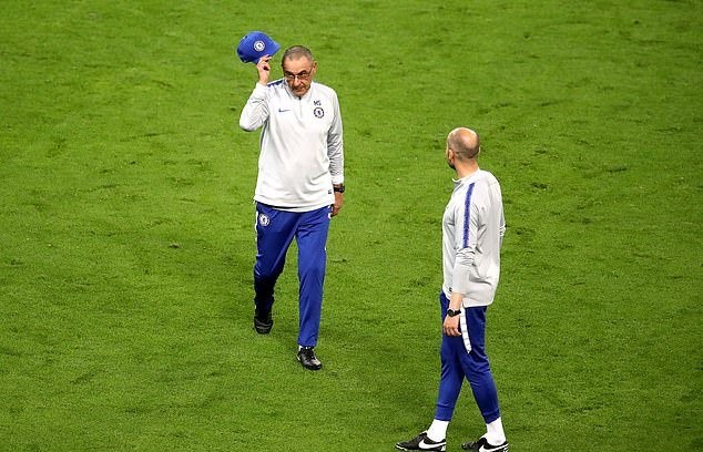 HLV Sarri quăng mũ (ảnh) - Bóng Đá