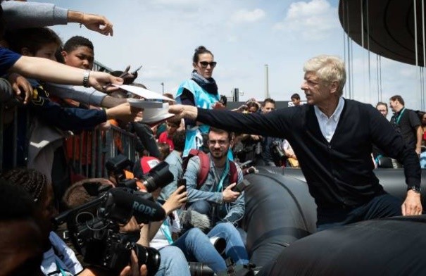 Mbappe và Wenger tham gia trận đấu cùng trẻ em - Bóng Đá