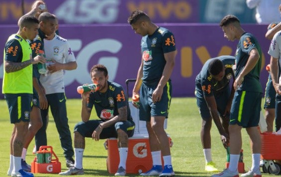 Bị xâu kim, Neymar kéo ngã Weverton trong buổi tập Brazil - Bóng Đá