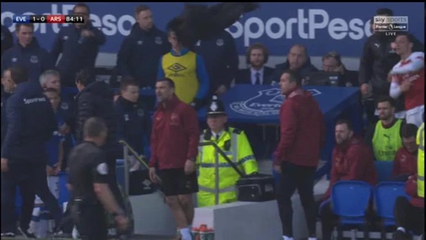 Ống kính sân cỏ: Ozil ném áo - Bóng Đá