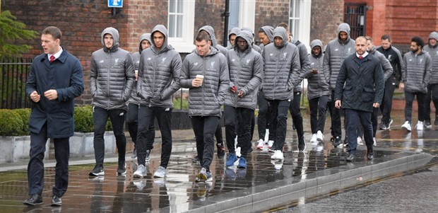 Dàn sao Liverpool đội mưa đi bộ đến dự Derby Merseyside - Bóng Đá