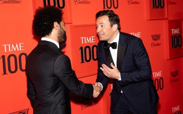 Salah lịch lãm diện kiến 'Mẹ Rồng' - Bóng Đá