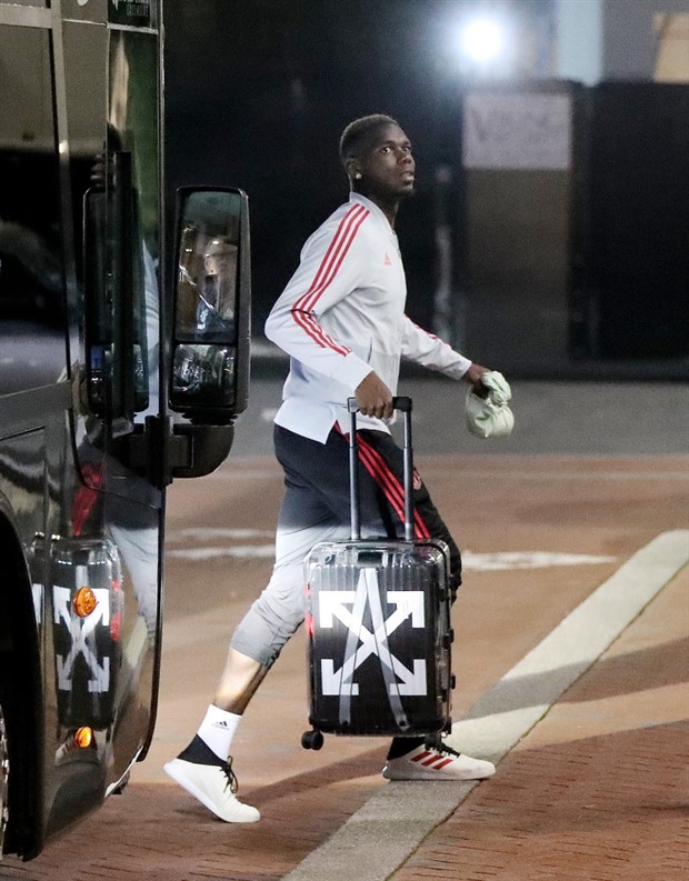 Sắp tới giờ đấu, dàn sao Man Utd vẫn trốn đi chơi bài - Bóng Đá