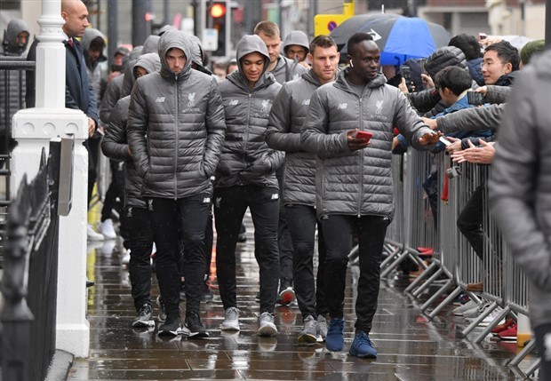 Dàn sao Liverpool đội mưa đi bộ đến dự Derby Merseyside - Bóng Đá