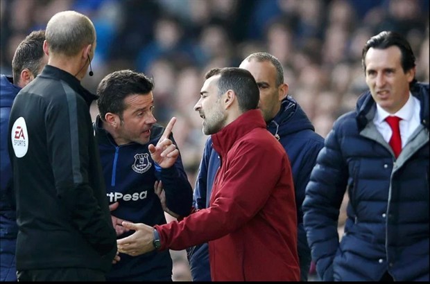 Ống kính sân cỏ: Ozil ném áo - Bóng Đá