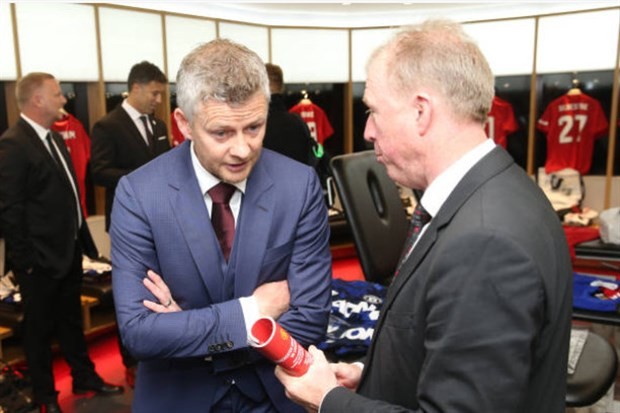 Sir Alex tay bắt mặt mừng hội ngộ các tượng đài của Man Utd - Bóng Đá