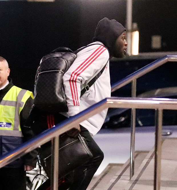 Sắp tới giờ đấu, dàn sao Man Utd vẫn trốn đi chơi bài - Bóng Đá